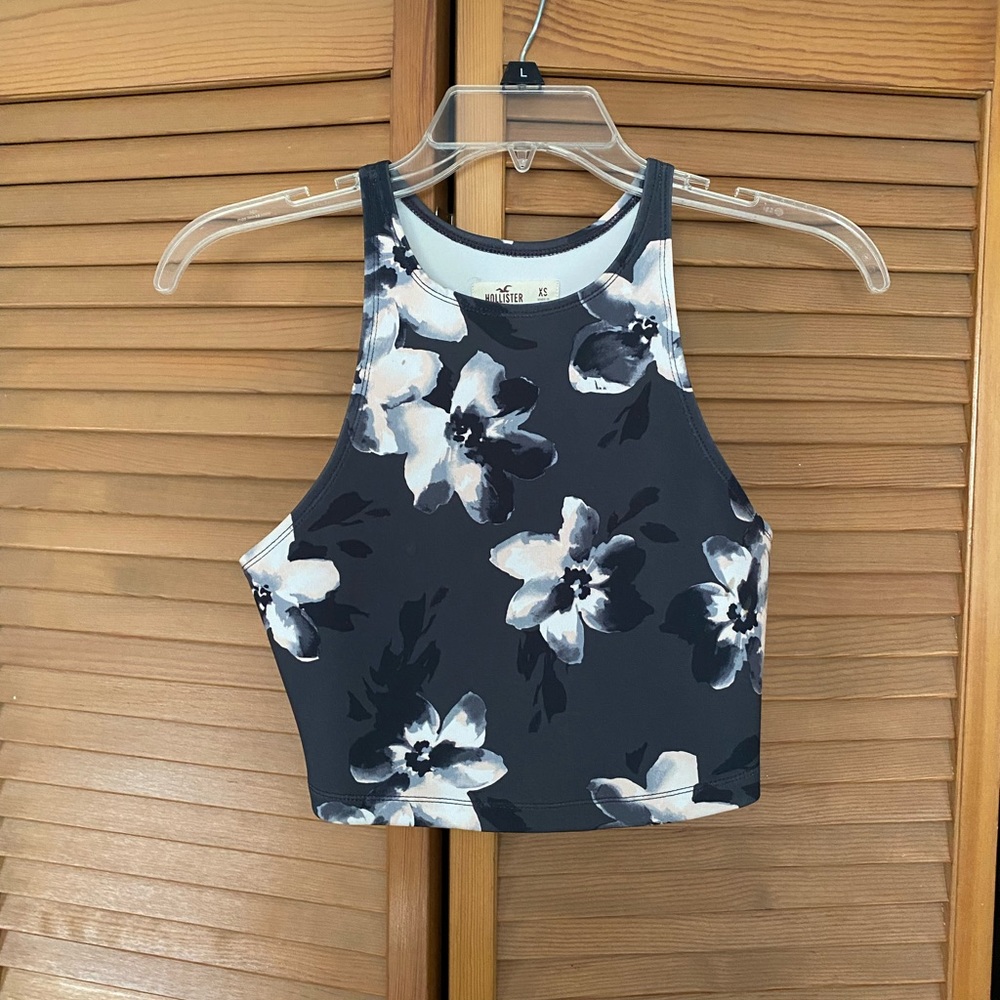 Ladies flower print crop workout top from Hollister size extra small